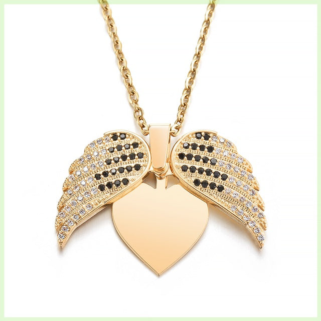 Herzmedaillon mit Engelsflügeln