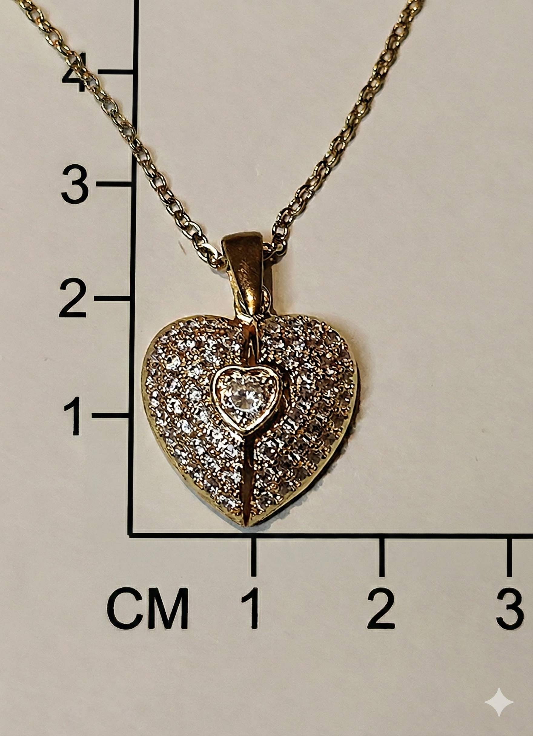 Herzmedaillon mit Engelsflügeln