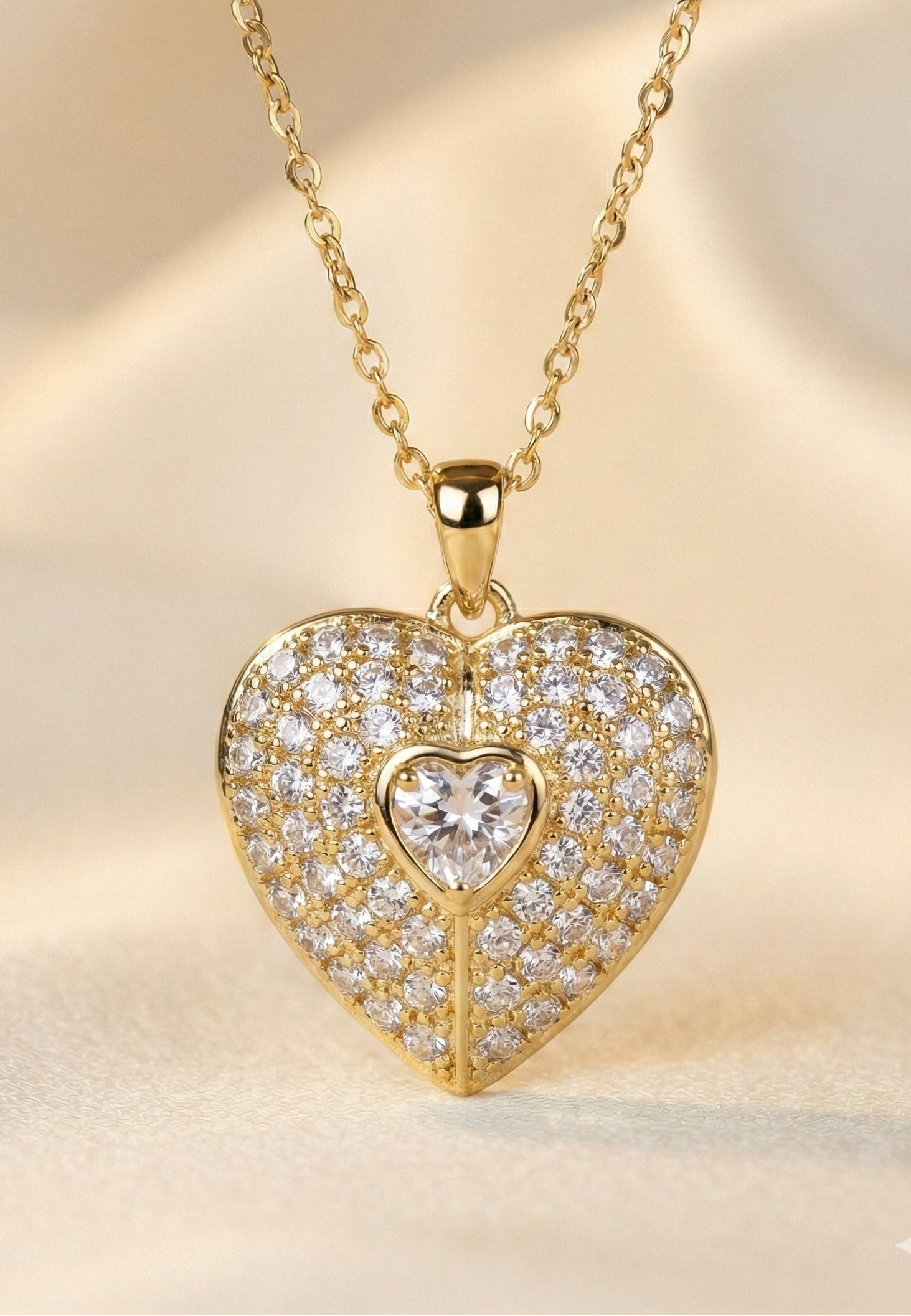 Herzmedaillon mit Engelsflügeln