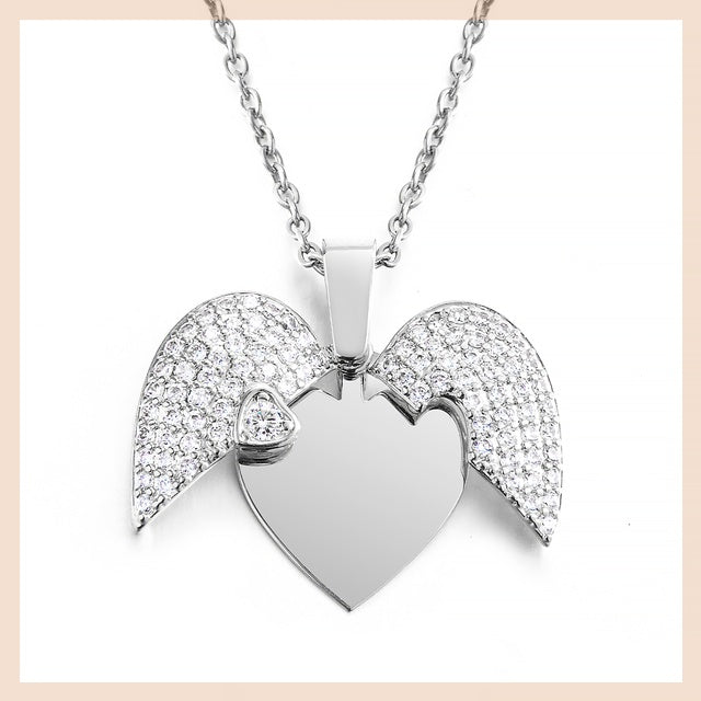 Herzmedaillon mit Engelsflügeln